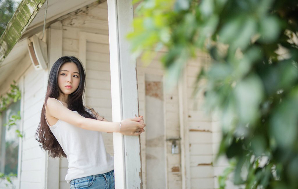 “大耳贼背信弃义！”夏侯惇得知消息之后，不禁怒骂起来，他们在虎牢关舍生忘死，刘备在那边不愠不火的打了半年，然后就这么拍拍屁股走人，让他们一家独自去面对关中的压力。